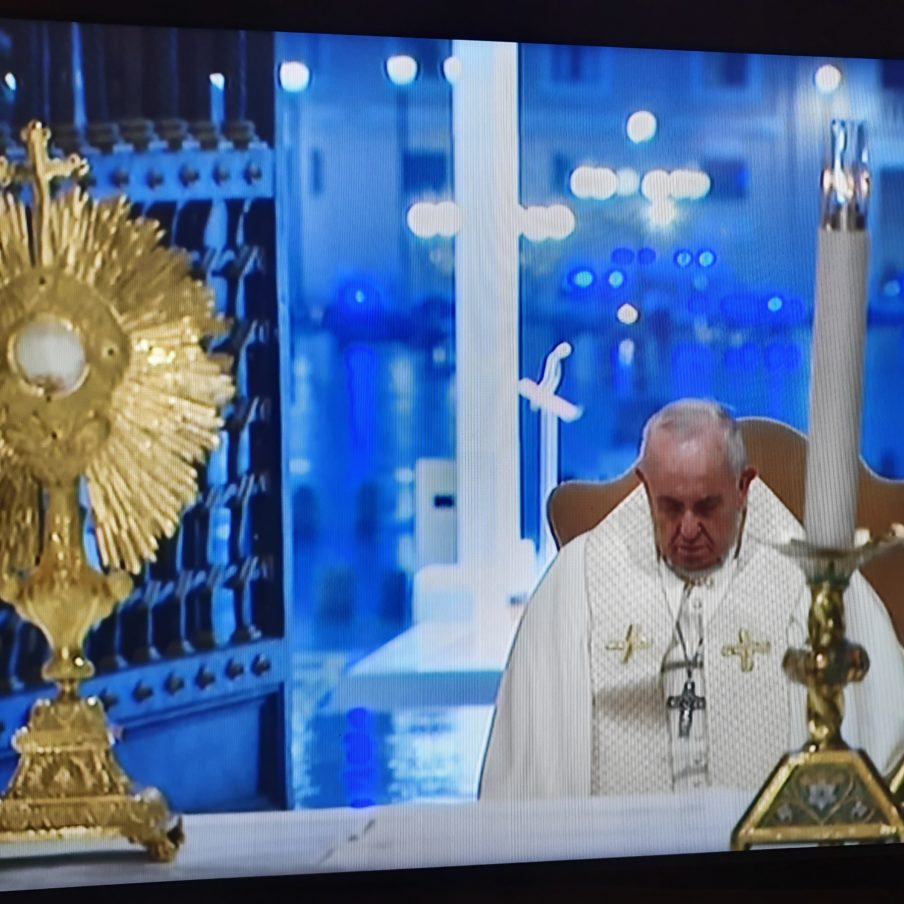 Papa-adorazione-2-904x904